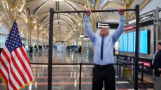 ΗΠΑ: Δύο υπουργοί έκαναν... διαγωνισμό έλξεων σε αεροδρόμιο της Ουάσινγκτον για «καλό σκοπό», δείτε βίντεο