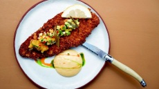 Σνίτσελ ξιφία με ταρτάρ λαχανικών του Δημήτρη Κονταράτου από το Lakani