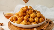 Λουκουμάδες: 9+2 συνταγές για το αγαπημένο κέρασμα
