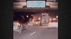 Αγροτικό «πετάει» πάνω από αυτοκινητόδρομο και προσγειώνεται πάνω σε άλλο όχημα στην Καλιφόρνια, δείτε βίντεο