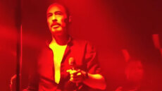 Εκνευρισμένος ο Βαλάντης με τους μουσικούς του, έφτυσε στη σκηνή - Η απάντηση του τραγουδιστή