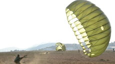 Η ιστορία της Σχολής Αλεξιπτωτιστών του Ελληνικού Στρατού, η «πουλάδα» έγινε 70 χρονών