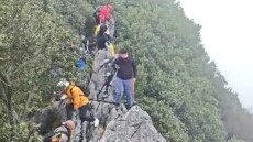 Η στιγμή που τουρίστας πέφτει από γκρεμό ύψους 40 μέτρων προσπαθώντας να βγάλει selfie