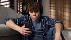 Οι 3 σοβαροί κίνδυνοι που απειλούν τα παιδιά που αποκτούν κινητό από 12 χρονών
