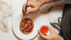 Ydoron: Το νέο θαλασσινό steak house της οδού Ερμού