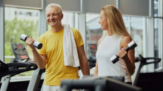 Δυσκολεύεστε να σηκωθείτε από την καρέκλα; 7 τρόποι να ανακτήσετε τη δύναμή σας μετά τα 50
