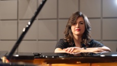 Poly K.: Η Ελληνίδα συνθέτρια που έντυσε με τη μουσική της τη νέα καμπάνια αρωμάτων του οίκου Issey Miyake
