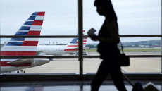 Δυσκολεύει το ταξίδι στις ΗΠΑ: Οι τουρίστες από 42 κράτη -ανάμεσα τους και η Ελλάδα- θα πρέπει να δείχνουν ιστορικό πέντε ετών στα social media, για να μπουν στη χώρα
