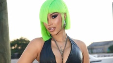 Η Cardi B παρουσίασε με σέξι φωτογράφιση τα νέα piercing της σε... πλάτη και αυχένα