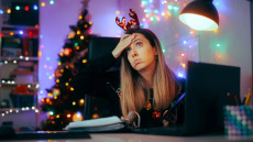3 «χρυσές» συμβουλές για να αποφύγετε το άγχος των γιορτών, σύμφωνα με τους ειδικούς
