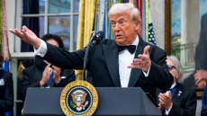 Δημοσκόπηση Politico: Ο απρόβλεπτος Τραμπ κυριαρχεί στις μεγάλες δημοκρατίες της Ευρώπης, αδύναμοι να τον χειριστούν οι ηγέτες 