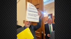 Βουλευτής της Ελληνικής Λύσης έστησε σόου με κηδειόχαρτο στην εξεταστική για τον ΟΠΕΚΕΠΕ, δείτε φωτογραφίες