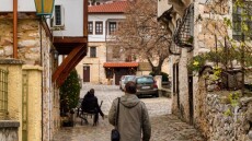 Περπατώντας στα στενά του Ντολτσό στην Καστοριά