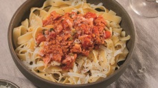 Ταλιατέλες μπολονέζ με σουτζούκι και πορτοκάλι
