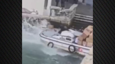 Γυναίκα στη Βενετία έκανε... πειρατεία σε σκάφος με δέματα και προσέκρουσε στη γέφυρα Ριάλτο, δείτε βίντεο