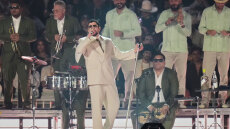 Ο Bad Bunny γλίστρησε και έπεσε στη σκηνή σε συναυλία του - Δείτε βίντεο