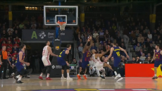 Απίθανο καλάθι από τον Φουρνιέ: Σκόραρε πέφτοντας και χωρίς να βλέπει ο Γάλλος, δείτε βίντεο
