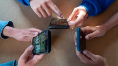 Facebook, το ψηφιακό καφενείο 7,3 εκατ. Ελλήνων: Οι αναμνήσεις, τα γκρουπ, η ενημέρωση και τα fake news, τι συζητάμε και τι μοιραζόμαστε