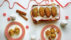 Μελομακάρονα σε 2 εκδοχές: Το κλασικό και το γεμιστό