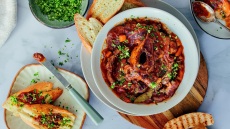 Οσομπούκο με κρασί και τραγανό σκορδόψωμο