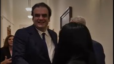 Με αγκαλιές και χαμόγελα υποδέχθηκαν τον Πιερρακάκη στη Βουλή για την ανάληψη της ηγεσίας του Eurogroup - Δείτε βίντεο