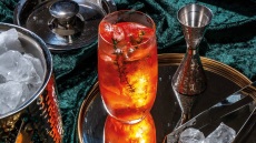 Το εορταστικό spritz που «φωτίζει» το γιορτινό τραπέζι