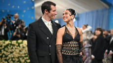 Κάλουμ Τέρνερ: Ο σταρ που αγάπησε η Ντούα Λίπα είναι πρώην μοντέλο και προβάρει το κοστούμι του Τζέιμς Μποντ