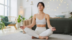 12 απαλές ασκήσεις γιόγκα που διώχνουν το στρες και χαρίζουν ηρεμία
