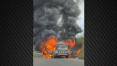 Δείτε βίντεο: Αυτοκίνητο τυλίχτηκε στις φλόγες εν κινήσει στη Λαμία, γλίτωσε ο οδηγός