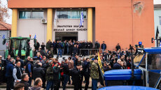 Νέα έκκληση για διάλογο από την κυβέρνηση, ενώ οι αγρότες παραμένουν στα μπλόκα και στέλνουν λίστα αιτημάτων στον πρωθυπουργό