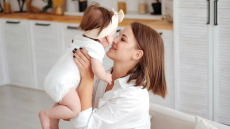 «Πίσω από τις ειδήσεις υπάρχουν άνθρωποι»:  Γιατί η υπόθεση του Δανού δότη απαιτεί προσοχή, σύμφωνα με μια καθηγήτρια Γενετικής
