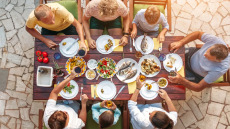 Μικροπλαστικά: Ο νο1 «αόρατος» κίνδυνος που καταλήγει στο πιάτο μας – Ποιος είναι ο δεύτερος επικίνδυνος ρύπος
