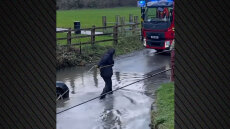 Δείτε βίντεο: Η στιγμή που η Πυροσβεστική στη Βρετανία «διασώζει» γυναίκα από... λακκούβα με νερό