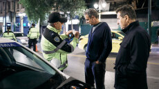 To βίντεο Μητσοτάκη στο TikTok από το μπλόκο της τροχαίας στη Σταδίου: Ευχαριστούμε τις γυναίκες και τους άνδρες της ΕΛΑΣ, κυριολεκτικά σώζουν ζωές