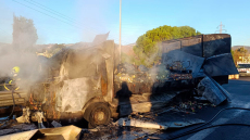 Φωτιά σε φορτηγό στα διόδια Αφιδνών: Από δύο λωρίδες η κυκλοφορία, δείτε βίντεο και φωτογραφίες