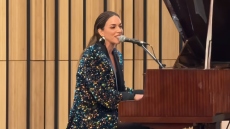 Η Κατερίνα Στικούδη τραγούδησε και έπαιξε πιάνο στο προξενείο της Ακτής Ελεφαντοστού στην Ελλάδα