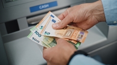 Ποιοι πάνε ταμείο αυτήν την εβδομάδα - Όλες οι πληρωμές για συντάξεις, επιδόματα και δώρα
