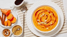 Πουρές γλυκοπατάτας: Η βελούδινη συνταγή που ταιριάζει στο γιορτινό τραπέζι