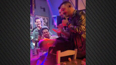 Ο Κώστας Δόξας τραγούδησε «κοιμήσου εδώ, αλλού μην πας» πάνω από θαμώνα που τον πήρε ο ύπνος στο τραπέζι