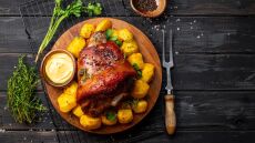 Χοιρινό Χριστουγέννων: Βασικά μυστικά νοστιμιάς για φούρνο και κατσαρόλα