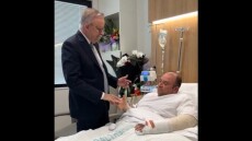 Ο Αλμπανέζι επισκέφθηκε τον «ήρωα» της παραλίας Μπόνταϊ: «Ενσαρκώνει ό,τι καλύτερο έχει η Αυστραλία»