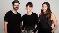 Χριστίνα Χειλά-Φαμέλη και Φωτεινή Αθερίδου μαζί στη σκηνή του Θεάτρου Ιλίσια Βολανάκης