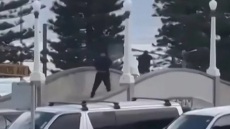 Βίντεο: Ήρωας αστυνομικός πυροβολεί από απόσταση 40 μέτρων και σκοτώνει έναν από τους τρομοκράτες του Σίδνεϊ