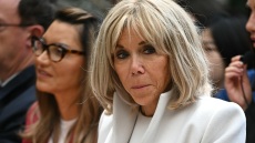 Η Μπριζίτ Μακρόν δεν παίρνει πίσω το «βρωμιάρες σκύλες» για τις ακτιβίστριες: Λυπάμαι αν τις πλήγωσα αλλά ήμουν ο εαυτός μου