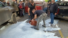 Αγρότες έχυσαν γάλα έξω από τη ΔΟΥ Χανίων, δείτε βίντεο
