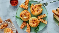 Γεμιστά κρεμμύδια με μπεσαμέλ και γραβιέρα