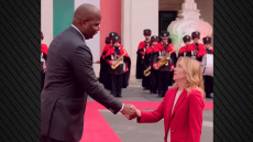 Η Τζόρτζια Μελόνι σάστισε όταν αντιλήφθηκε τη διαφορά ύψους με τον πρόεδρο της Μοζαμβίκης, δείτε βίντεο