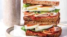 Σάντουιτς ολικής με αυγό, ανθότυρο, πελτέ ντομάτας και γαλοπούλα