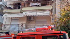 Φωτιά σε διαμέρισμα στη Θεσσαλονίκη, πυροσβέστες απεγκλώβισαν ηλικιωμένη, δείτε βίντεο