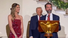 Με τη Μπετίνα Άντερσον, μέλος της κοσμικής κοινωνίας του Παλμ Μπιτς, αρραβωνιάστηκε ο Ντόναλντ Τραμπ Τζούνιορ 